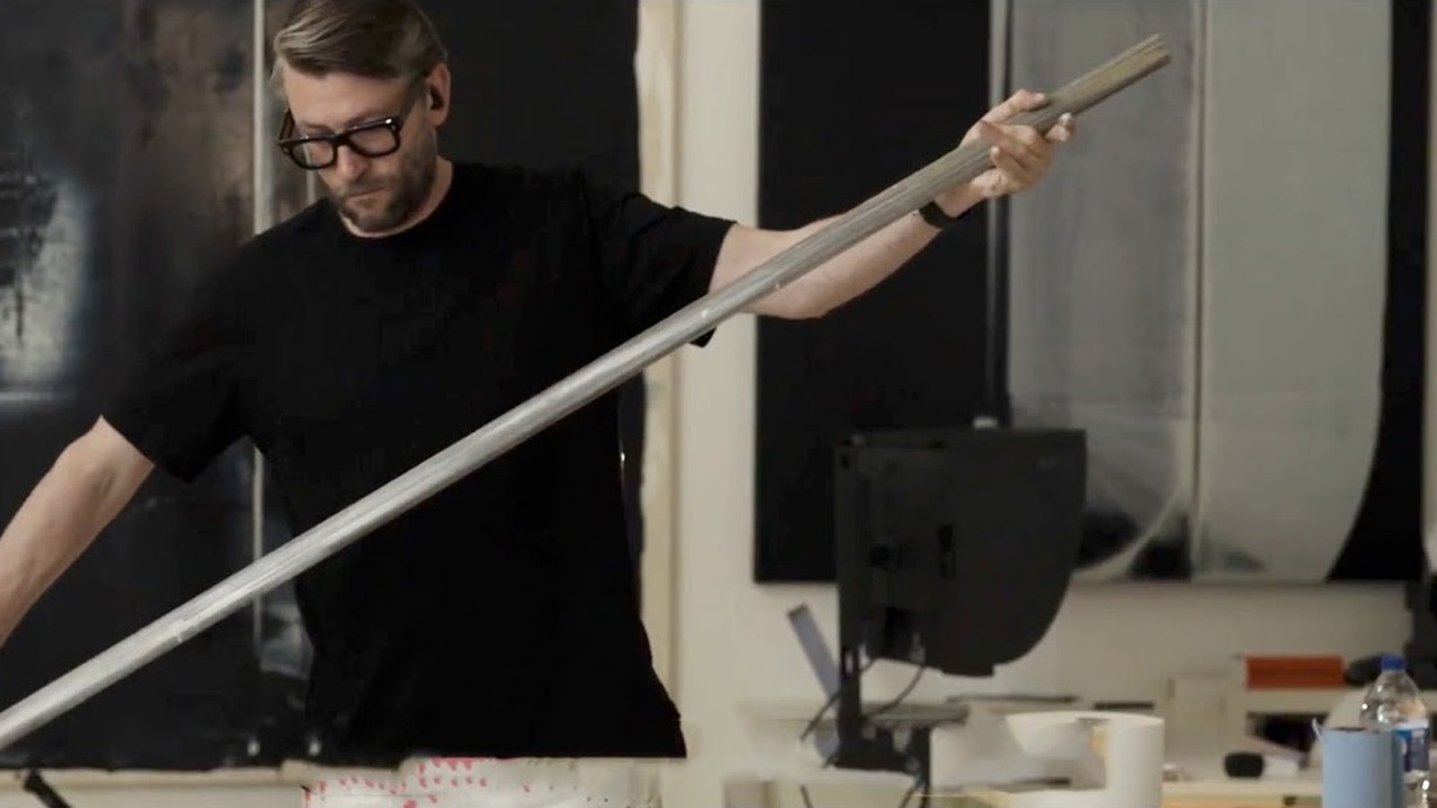 Alex Kuznetsov dans l’atelier de Lisbonne avec une règle en aluminium, image de l’entretien